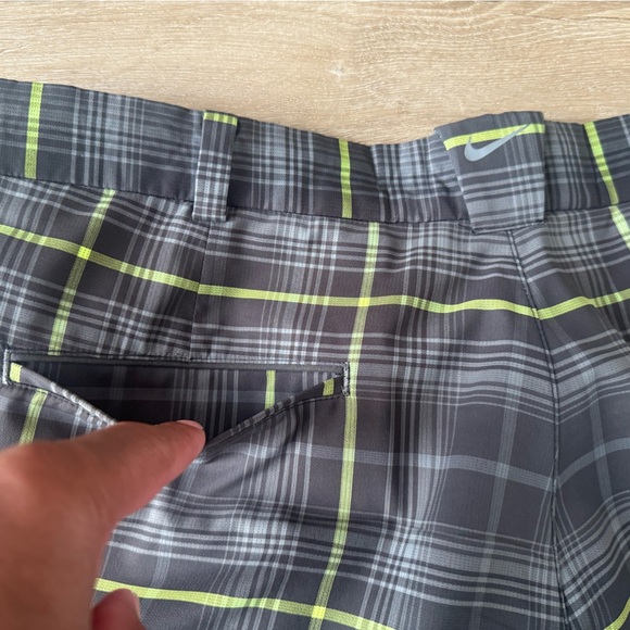 Nike Golf‎ Tour Performance Green Gray Plaid Shorts Size 36 - Picture 3 of 7